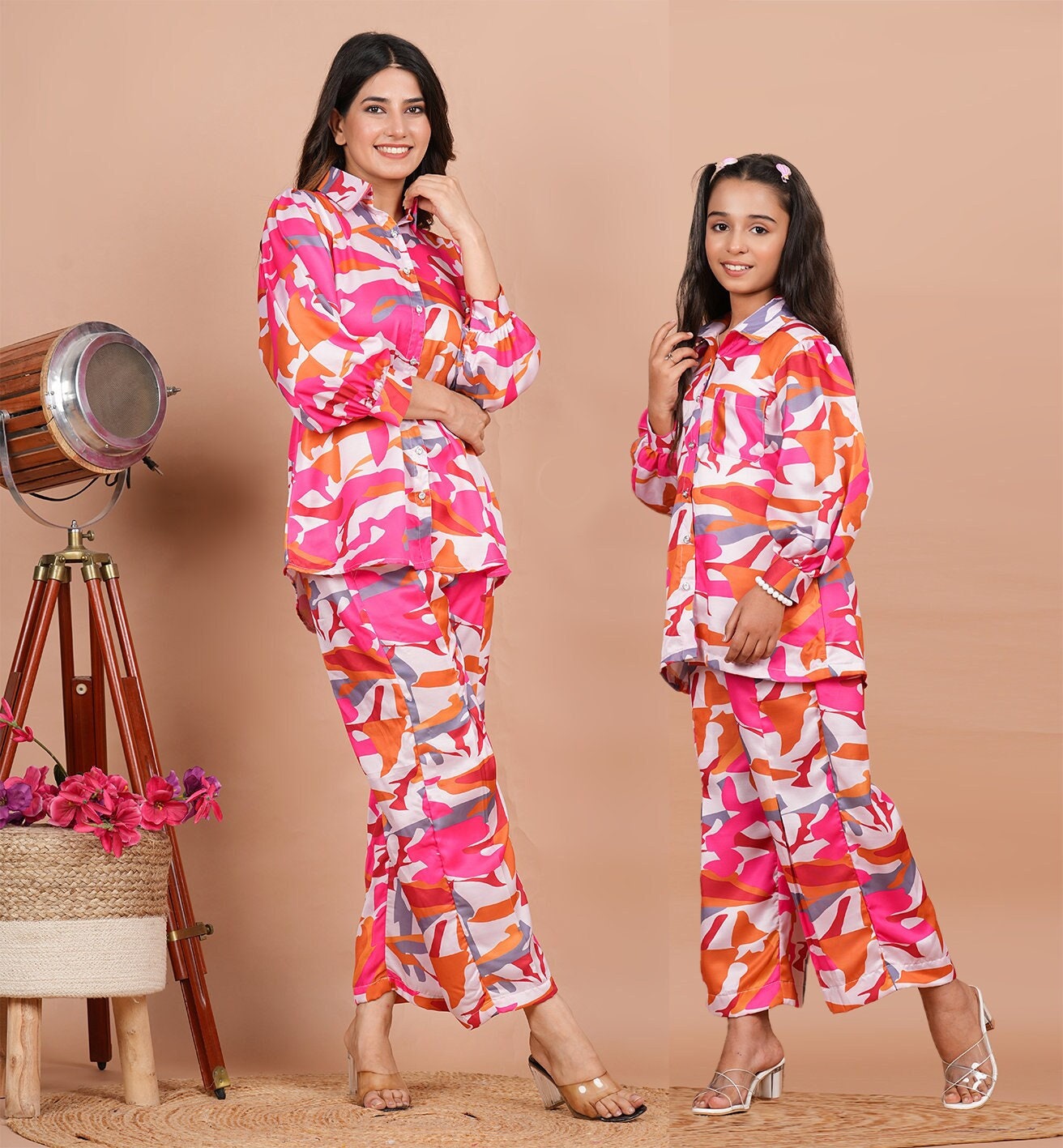 Bedrucktes Modal Satin Co Ord Set Mutter Und Tochter Combo in Multicolor Bedrucktes Modal Satin Co Ord Set Mutter Und Tochter Combo in Multicolor von UtsavFashion
