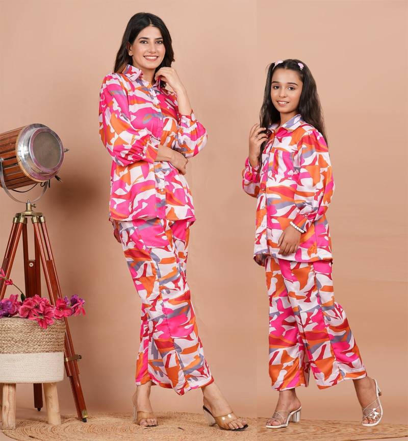 Bedrucktes Modal Satin Co Ord Set Mutter Und Tochter Combo in Multicolor von UtsavFashion