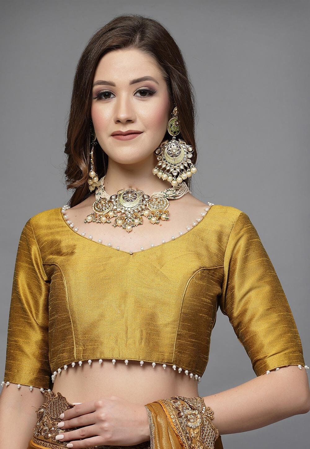 Verzierte Ausschnitt Bluse Aus Kunstseide in Dunkelbeige Verzierte Ausschnitt Bluse Aus Kunstseide in Dunkelbeige von UtsavFashion