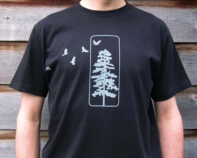 Pine Tree Graphic T-Shirt - Bio-Baumwolle Herren von Uzura