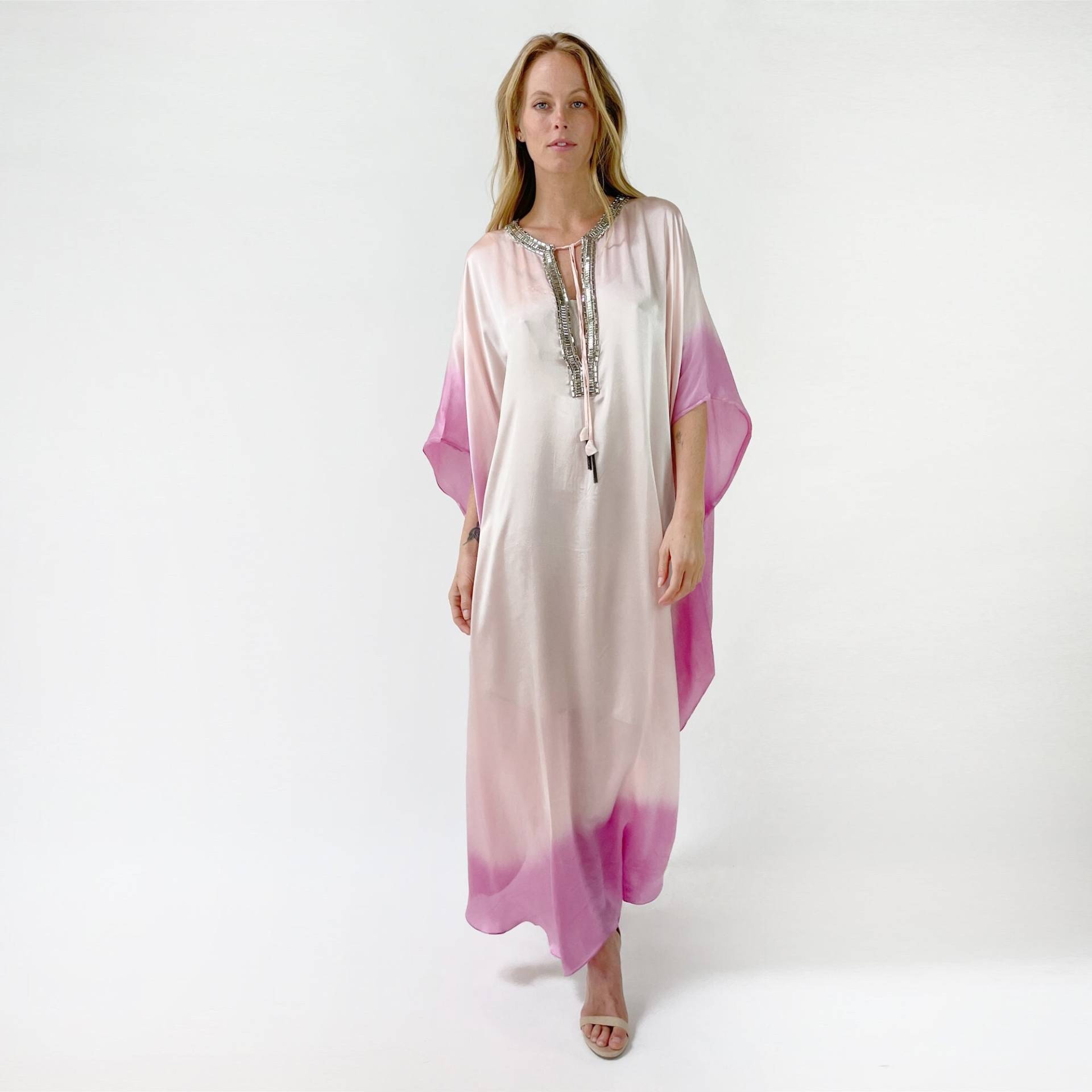 Emilia Blush Kaftan Seidenkleid von VACANCESCOLLECTION