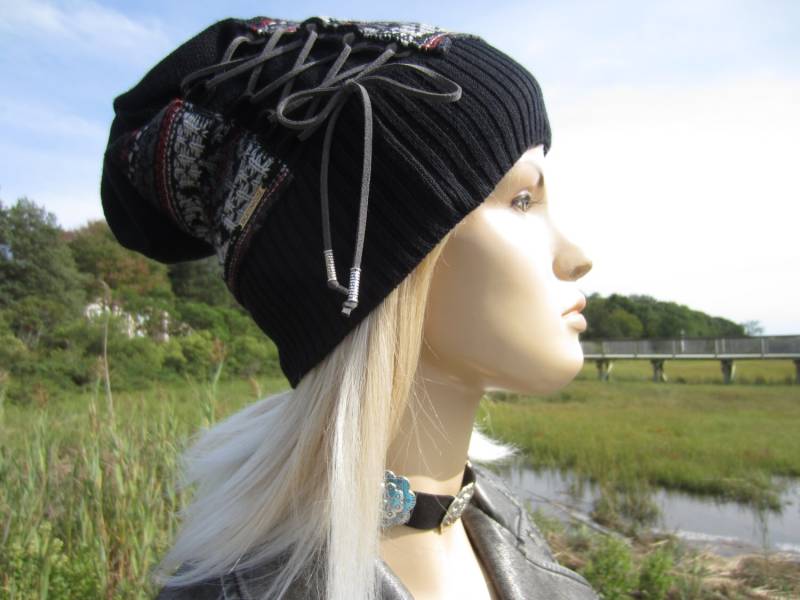 Coole Hüte Vacationouse Beanies Boho Kleidung Schwarz Slouchy Beanie Leder Spitze Bis Korsett Seite Baumwolle Fair Isle Slouch Hut A1134 von VACATIONHOUSE