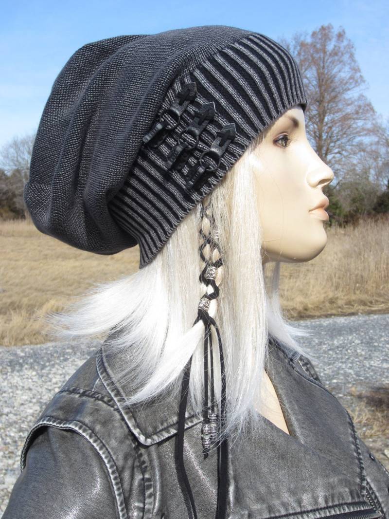 Edgy Post Apocalyptic Kleidung Slouchy Beanie Hut Schwarz/Charcoal Grau Vintage Schnallen Leder Gürtel Distressed Acid Washed Skull Cap A2077 von VACATIONHOUSE