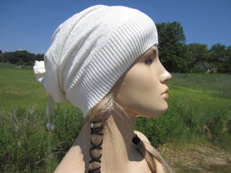 Elfenbein Spitze Hochzeit Schleier Hut Leichte Frühling Hüte Slouchy Beanie Echte Süßwasserperlen A1202 von VACATIONHOUSE