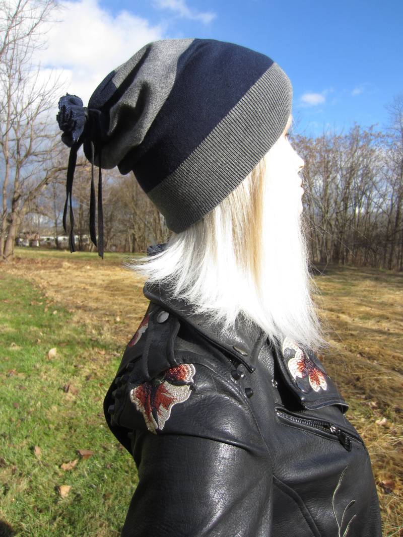 Frauen Licht Gewicht Slouch Mütze Tie Back Baumwollmischung Slouchy Hut Grau/Marineblau Gestreifte Strickmütze A1713 von VACATIONHOUSE