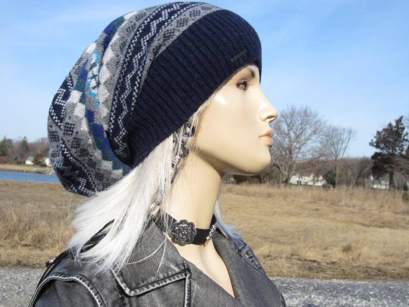 Lange Rückseite Fair Isle Slouchy Beanie Winter Lammwolle Hut Gestreifte Womens Slouch Tam Navy Blau Baggy Lose Großer Kopf A1173 von VACATIONHOUSE