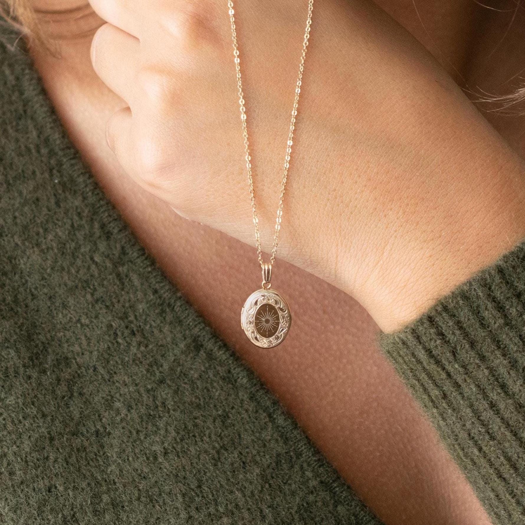 Sunburst Halskette, Medaillon Geschenk Für Sie, Personalisiertes Geschenk, Personalisierter Schmuck, Handgemachter Weihnachtsgeschenk von VALAY