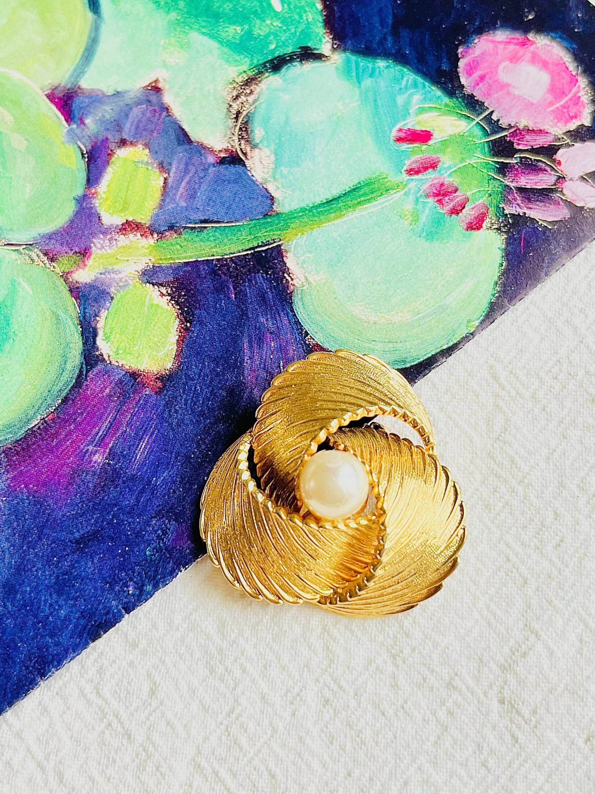 Christian Dior Grosse 1967 Vintage Twist Spiral Weiße Runde Perlenbrosche, Gold, Mutter, Mama, Mädchen, Frau, Y2K, Jahrestag, Geburtstagsgeschenk von VANASSANE