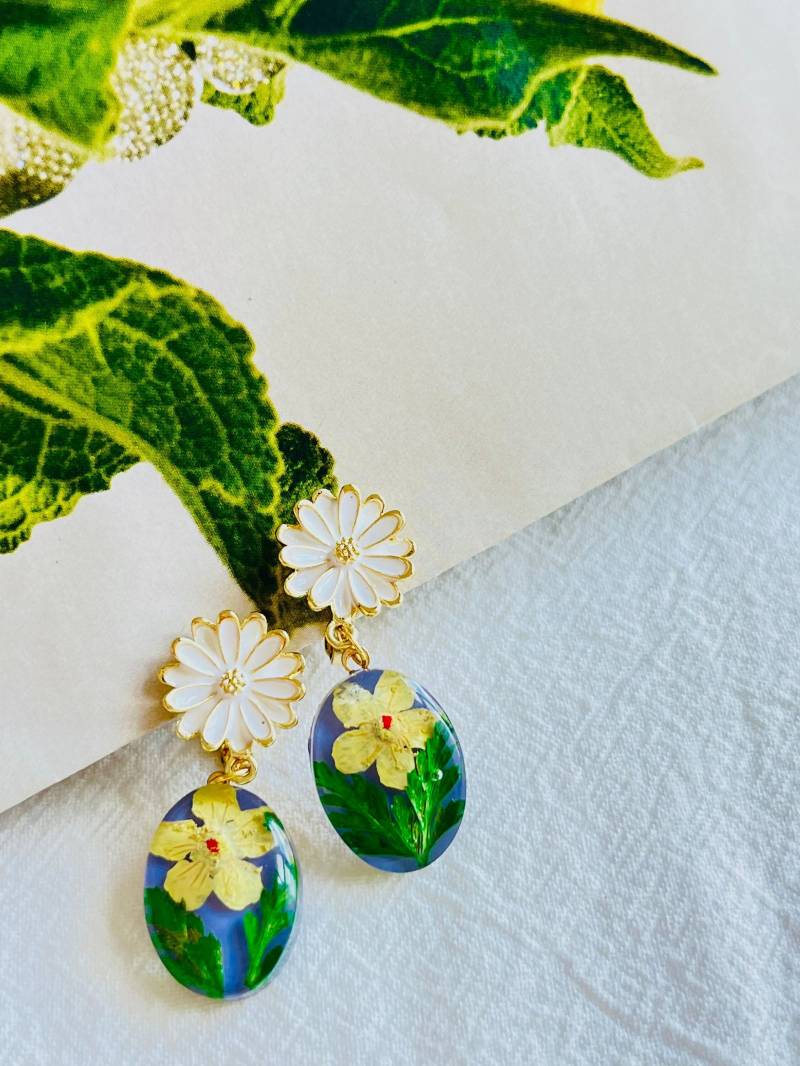 Gänseblümchen Weiße Blume Bernstein Ölgemälde Grünes Blatt Oval Rustikale Tropfen Ohrclips, Mutter, Mädchen, Frau, Y2K, Hochzeit, Jahrestag von VANASSANE