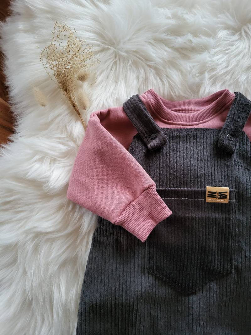 Latzhose Aus Cord - Mit Tasche/Wahlweise Bündchen Zum Mitwachsen von VANIsManufaktur