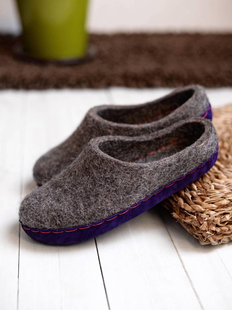 Graue Hygge Hausschuhe Mit Wildledersohle von VASlippers