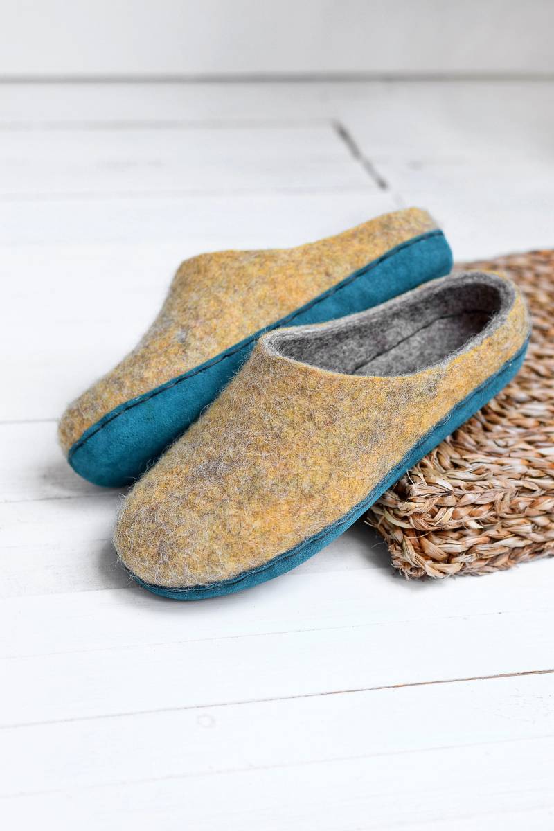 Gelbe Wollhausschuhe Gefilzte Clogs Mit Individueller Wildledersohle von VASlippers