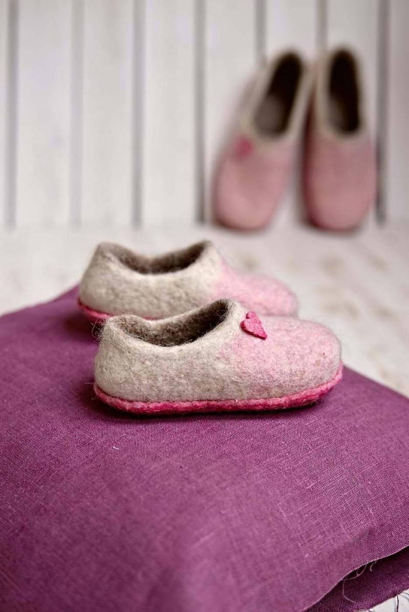 Rosa Mädchen Hausschuhe Aus Wolle Handgefertigte Filzstiefel Mit Herz von VASlippers