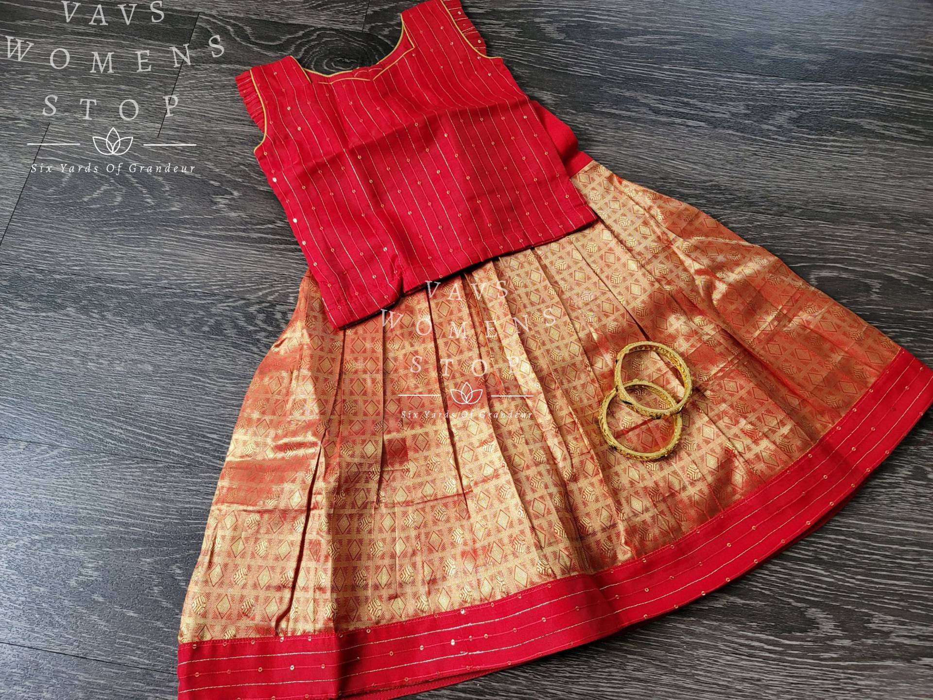 0-1 Jahre Mädchen Kanchi Seide Lehenga/Langa Bluse Set. Versandfertig Aus Prosper, Texas Von Vavs Womens Stop 0-1 Jahre Mädchen Kanchi Seide Lehenga/Langa Bluse Set. Versandfertig Aus Prosper, Texas Von Vavs Womens Stop von VAVSWomensStop