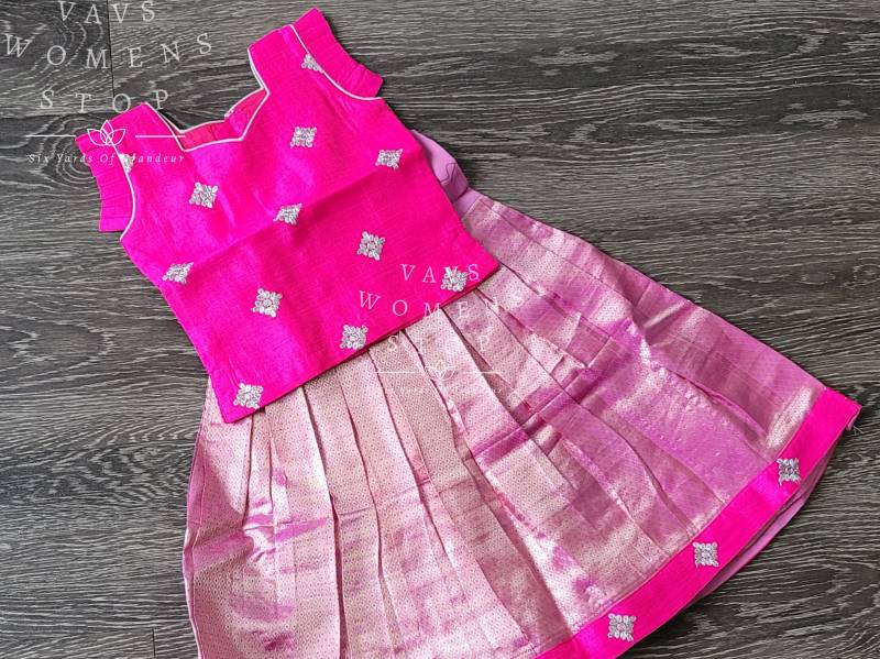 0-1 Jahre Mädchen Reine Kanchi Seide Lehenga Gepaart Mit Rohseide Bluse Set. Versandfertig Aus Prosper, Texas Von Vavs Womens Stop von VAVSWomensStop