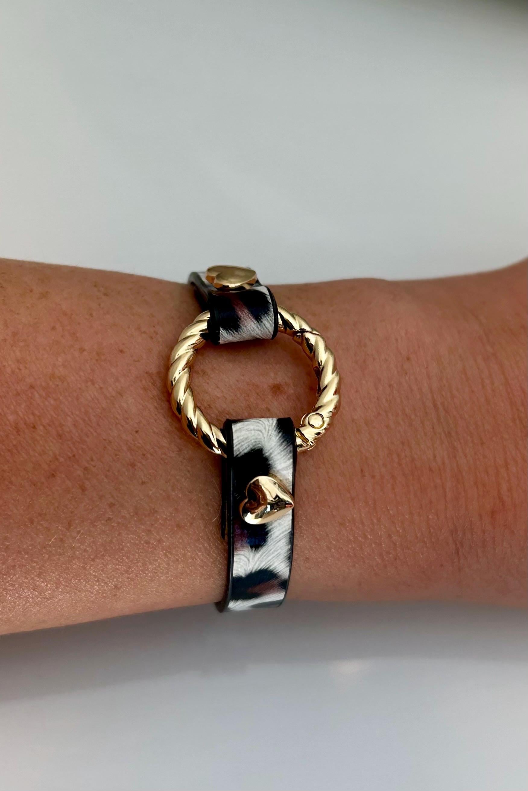 Lederarmband Mit Karabinerverschluss Im Leolook von VAccessoires