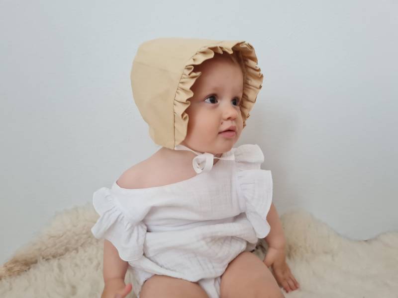 Baby Ruffle Bonnet, Beige Bio Cotton Infant Bonnet, Handmade Baby Girls Hat, Newborn Frill Sunbonnet in Edwardian Style von VAdesignKIDS
