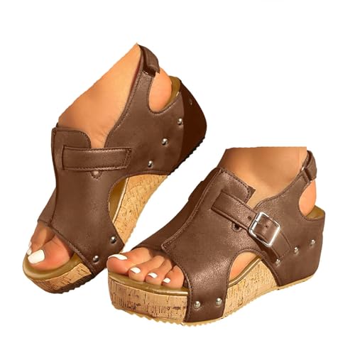 VBEDKDEB Keilabsatz Pantoletten Damen Plateau Keilsandalen Elegant Leder Bequeme Schlappen Offen Rutschfeste Slipper Lässige Nieten Latschen 2025 Sommer Strand Urlaub Sandalen (T-5-Brown, 37) von VBEDKDEB