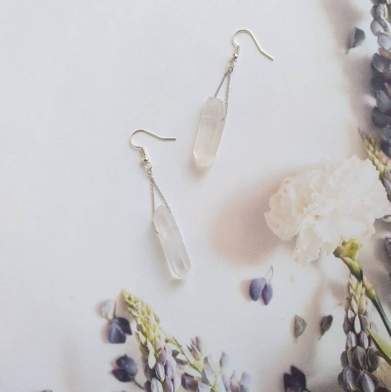 Natürlicher Bergkristall, Lange Ketten Ohrringe, Langes Dreieck, Bergkristall Anhänger, Tropfen, Punkt Natürlicher Bergkristall, Lange Ketten Ohrringe, Langes Dreieck, Bergkristall Anhänger, Tropfen, Punkt von VBRTN