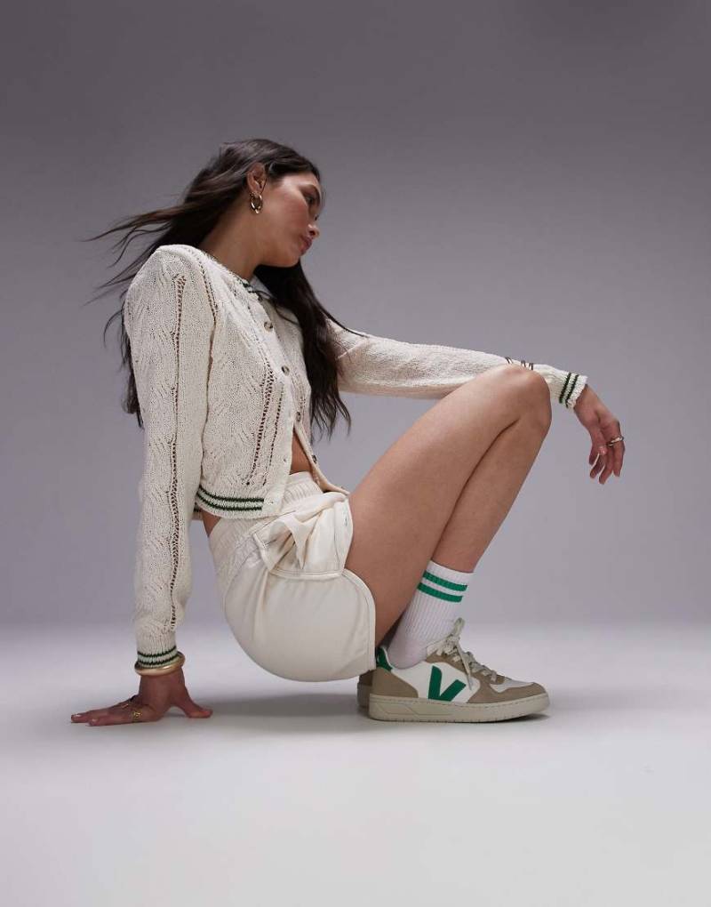 VEJA - V-10 - Sneaker aus chromfreiem Leder in Extraweiß, Smaragdgrün und Sahara-Beige von VEJA