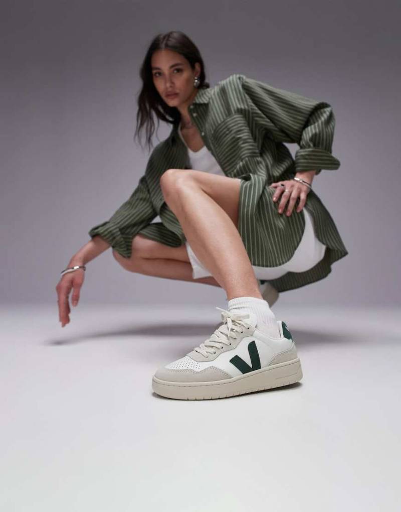 VEJA - V-90 - Sneaker in Weiß/Grün von VEJA