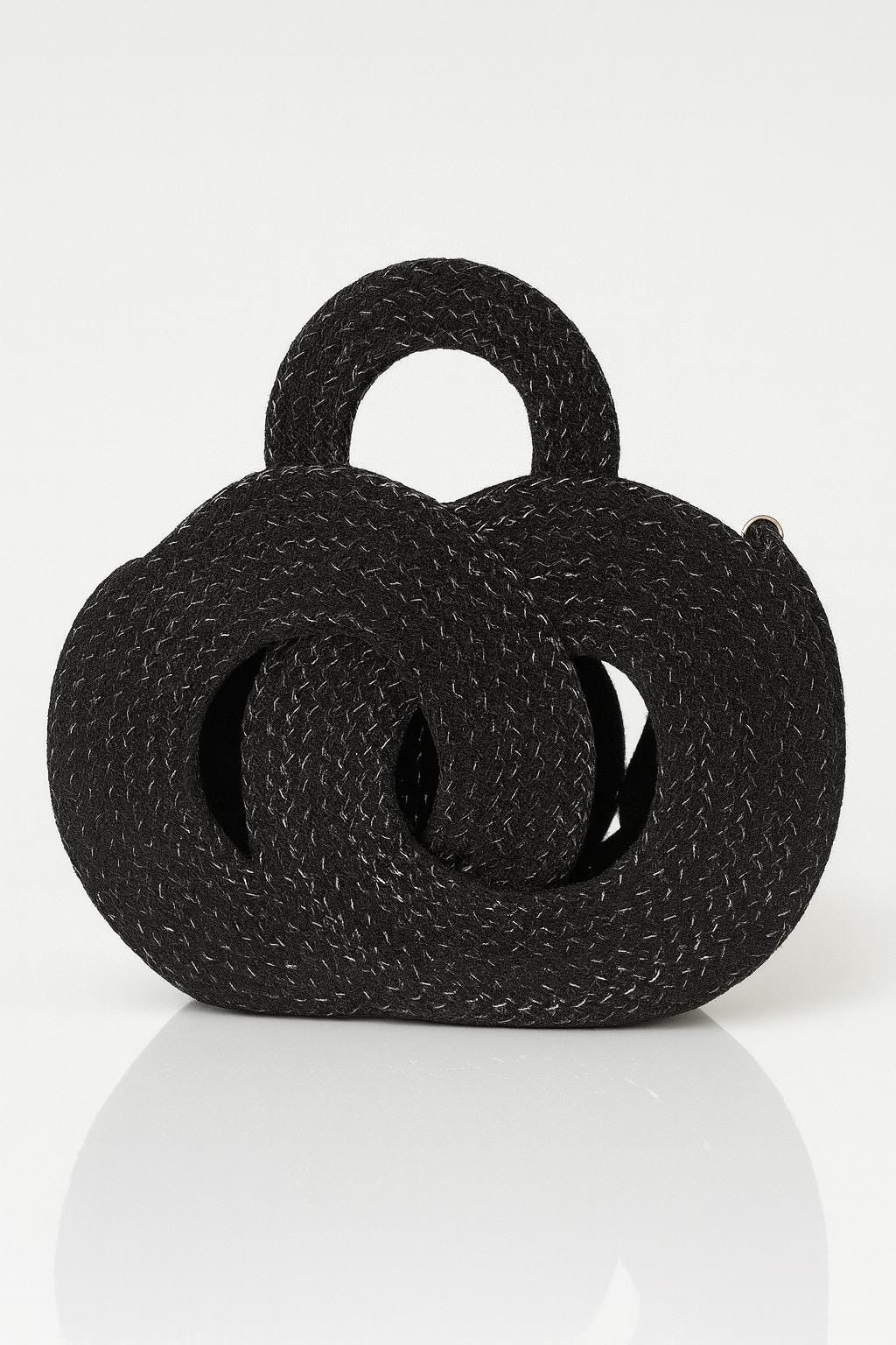 Diese Handgefertigte Schwarze Designertasche Ist Ein Absoluter Blickfang. Durch Ihre Außergewöhnliche Runde Flechtoptik Und Den Modernen Diese Handgefertigte Schwarze Designertasche Ist Ein Absoluter Blickfang. Durch Ihre Außergewöhnliche Runde Flechtoptik Und Den Modernen von VELOSSAHandmade