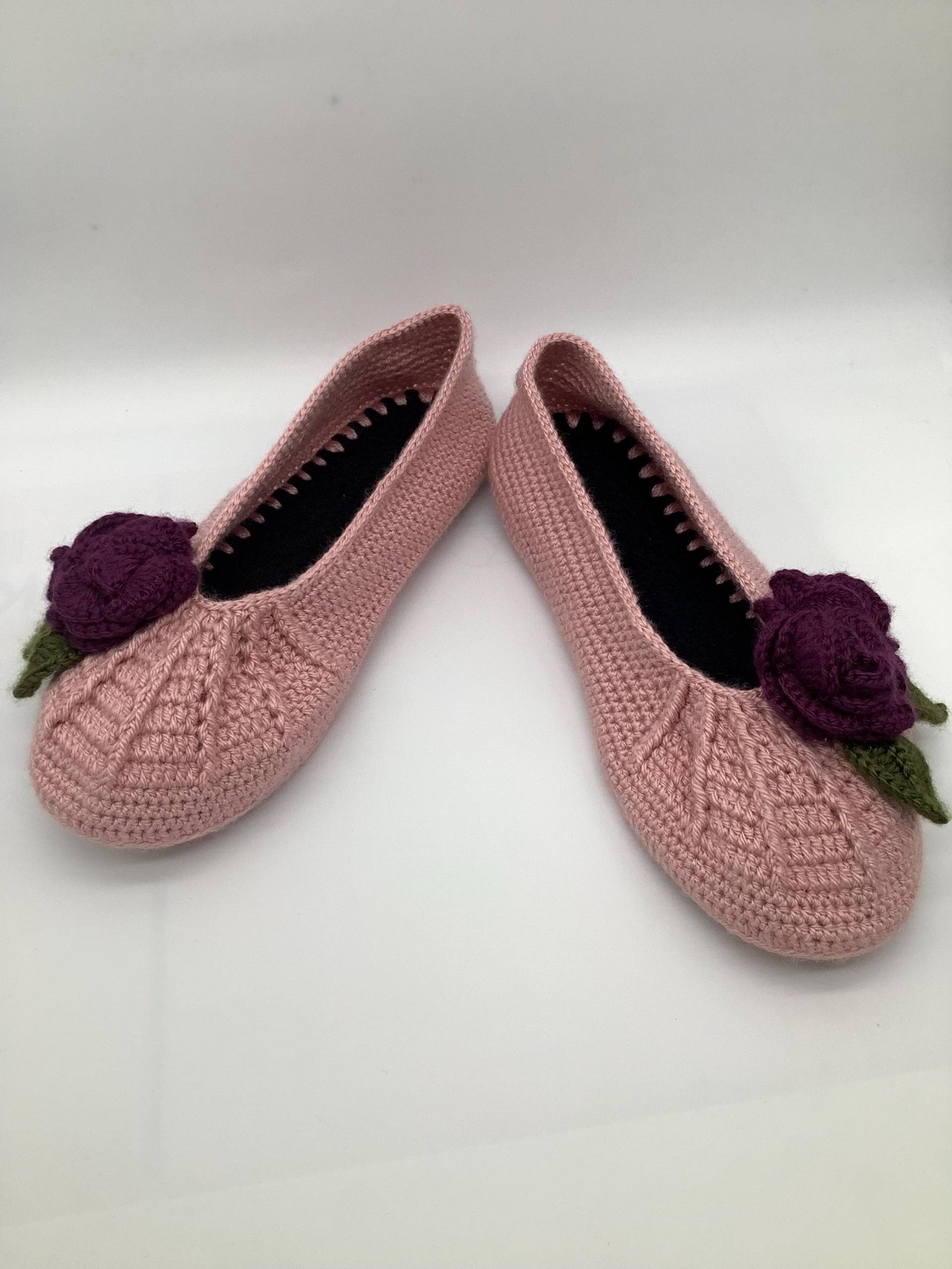 Handgehäkelte Hausschuhe Mit Blume - Rosa Bequeme Filzsohle von VELOSSAHandmade