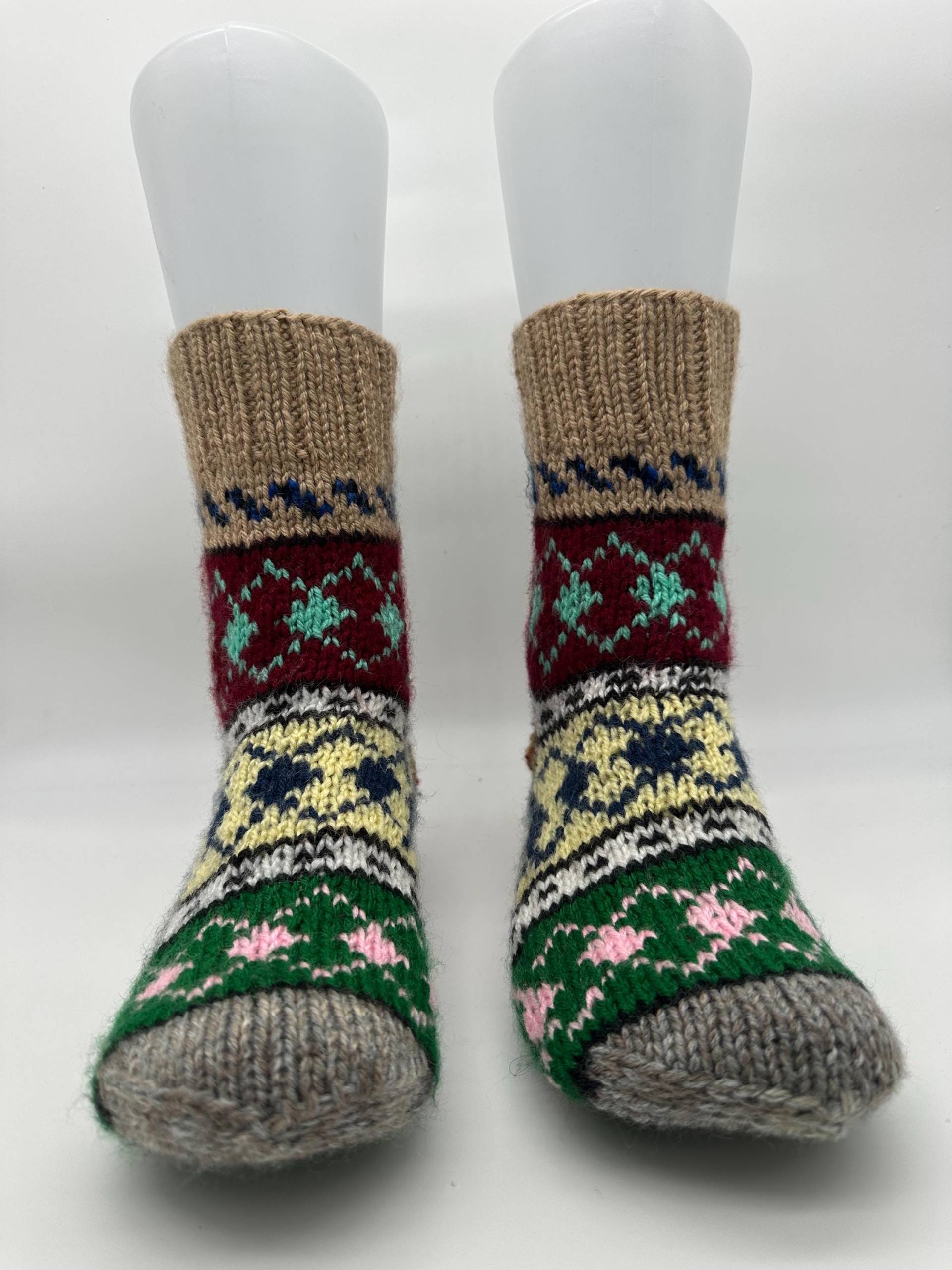 Handgemachte Wollsocken -Hochwertige Wolle, Warme Haussocken von VELOSSAHandmade