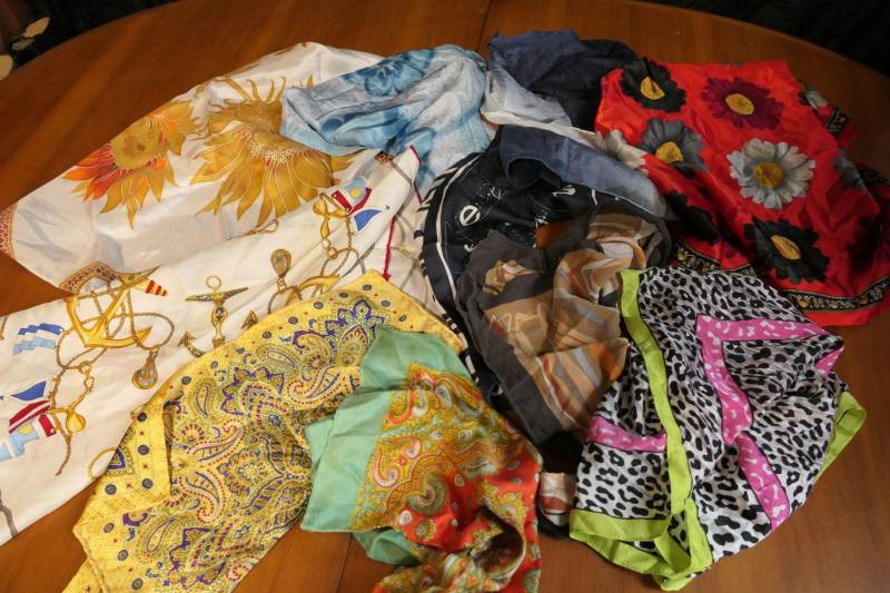 20 Stück Hübsche Kleine Reine Seide Vintage Top Design Schals Für Sammler & Wiederverkäufer 20 Stück Hübsche Kleine Reine Seide Vintage Top Design Schals Für Sammler & Wiederverkäufer von VENTALIA