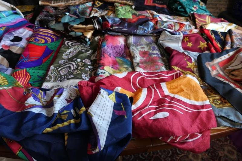Set Aus 25 Seidigen Vintage Top Design Schals Für Sammler & Wiederverkäufer von VENTALIA