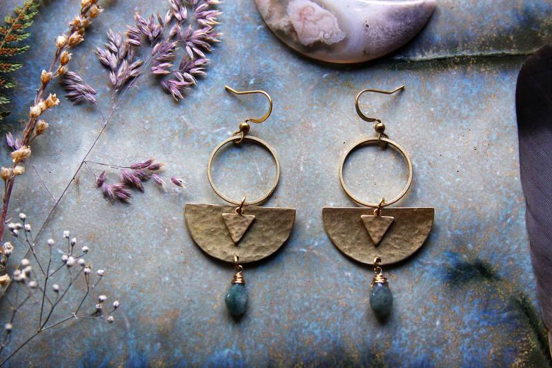 Ohrhänger Achat Mond Vintagestil Ohrringe Göttin Halbmond Boho Keltisch Ethno Messing Rustikal Gehämmert Spirit Wicca von VENUSFLOWER