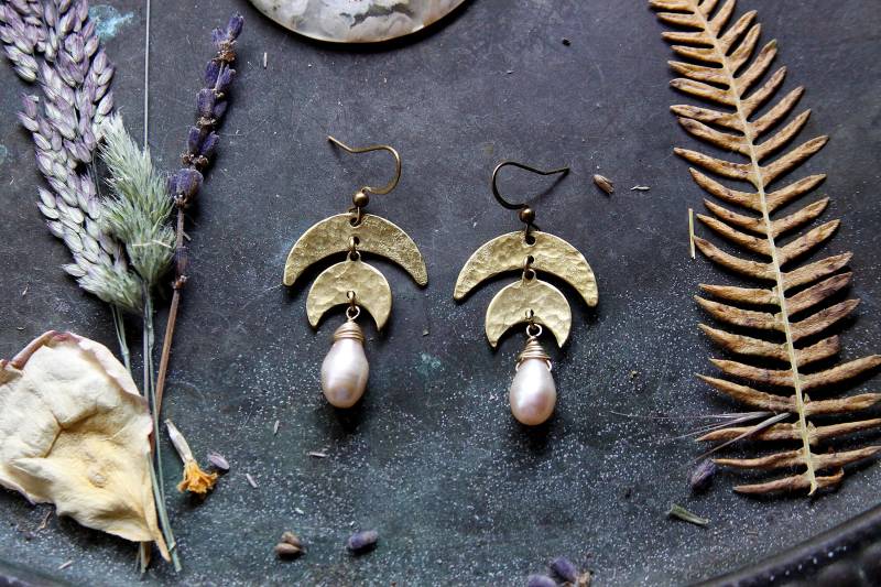 Ohrringe/Mondsichel Süsswasserperlen /Ohrhänger Mond /Messing Design Göttin Echte Perlen Schlicht Boho Antikstil Natur von VENUSFLOWER