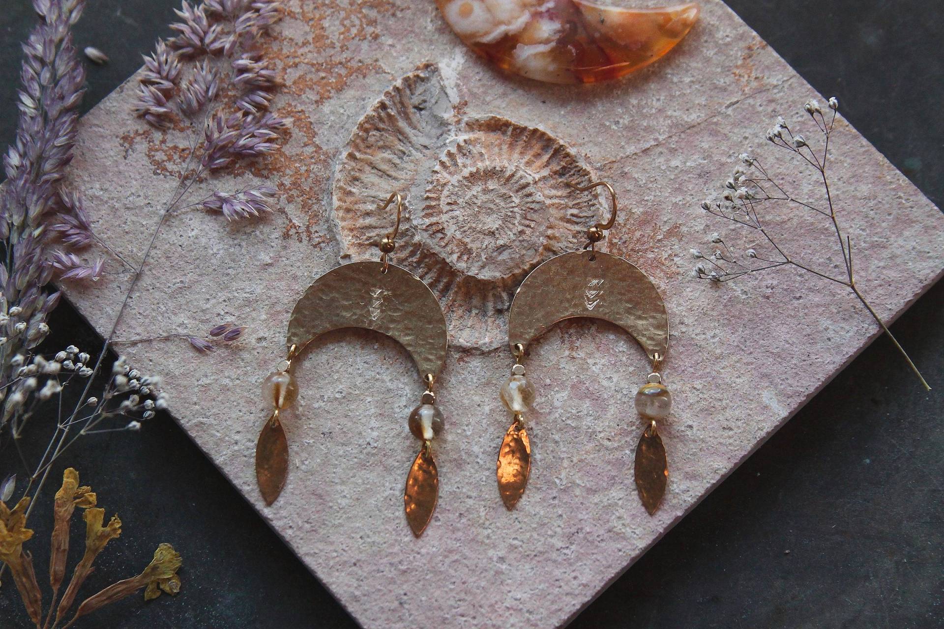 Ohrringe Halbmond Turmalin Gehämmert Messing Ohrhänger Göttin Mythen Spirit Ethno Edelstein Native Hippie Boho Feminin Schlicht Ohrringe Halbmond Turmalin Gehämmert Messing Ohrhänger Göttin Mythen Spirit Ethno Edelstein Native Hippie Boho Feminin Schlicht von VENUSFLOWER
