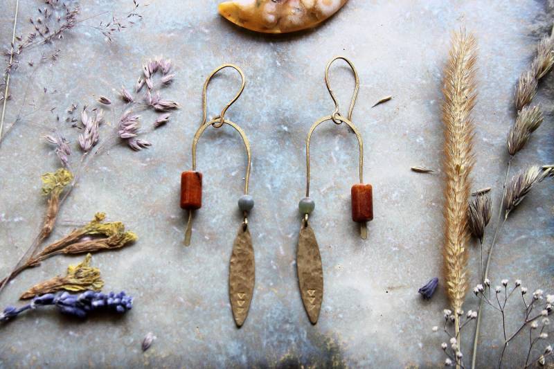 Ohrringe Jaspis Achat Messing Keltisch Ohrhänger Göttin Draht Boho Ethno Schlicht Feminin Rustikal Naturstein Spirit von VENUSFLOWER