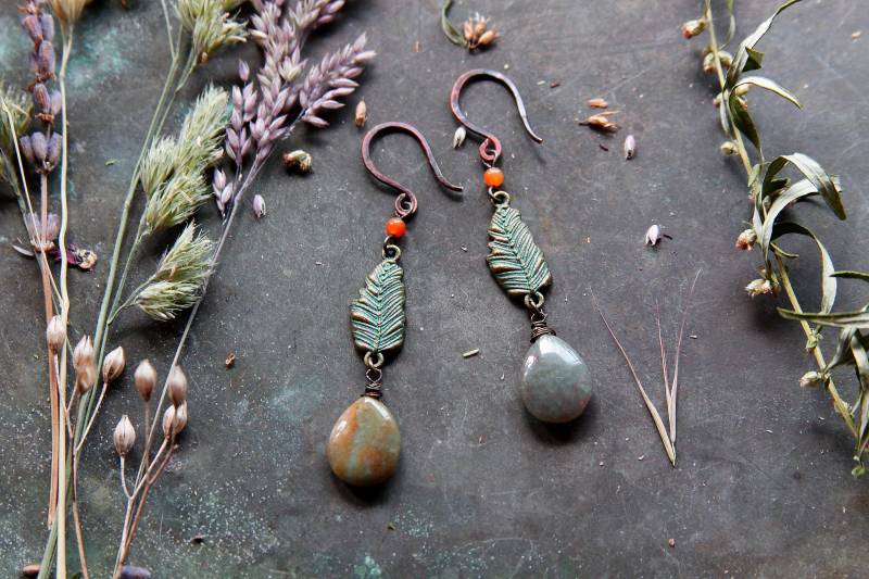 Ohrringe Jaspis Tropfen Federn Ohrhänger Boho Edelstein Grün Native Ethno Hippie Folklore Rustikal von VENUSFLOWER