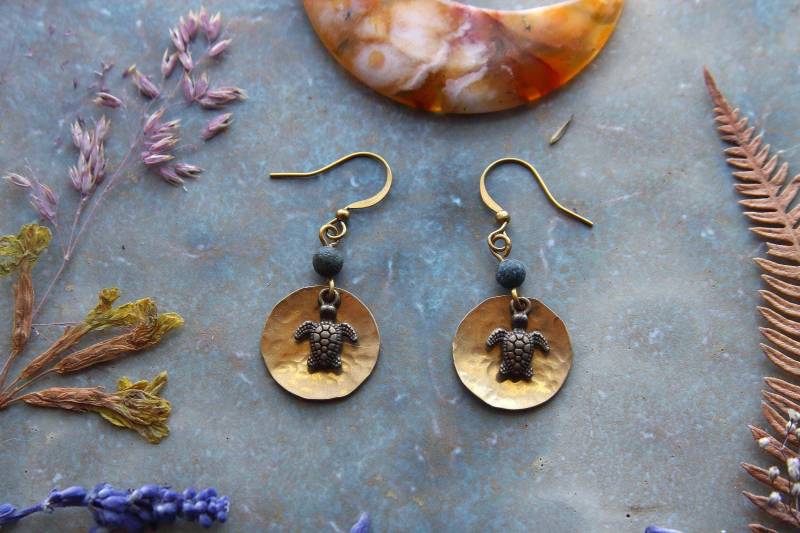 Ohrringe Mond Messing Türkis Edelstein Ohrhänger Turtle Göttin Boho Keltisch Ethno Hippie Schildkröte Gehämmert Natur Spirit Wicca Ohrringe Mond Messing Türkis Edelstein Ohrhänger Turtle Göttin Boho Keltisch Ethno Hippie Schildkröte Gehämmert Natur Spirit Wicca von VENUSFLOWER