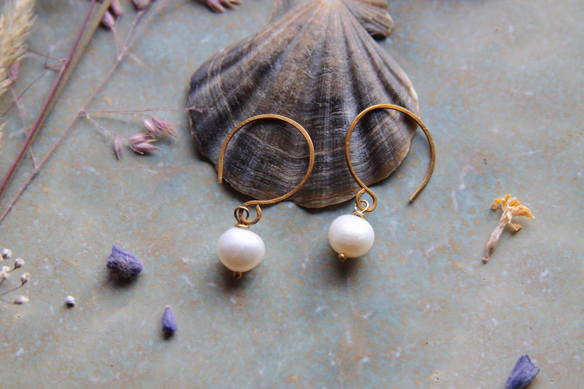 Ohrringe Süsswasserperlen Pearl Ohrhänger Messing Göttin Echte Perlen Feminin Schlicht Boho Antikstil Natur von VENUSFLOWER