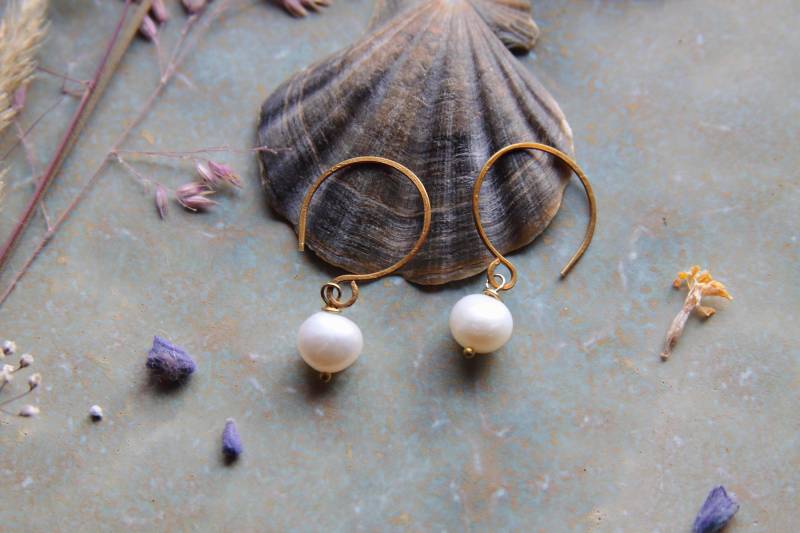 Ohrringe Süsswasserperlen Pearl Ohrhänger Messing Göttin Echte Perlen Feminin Schlicht Boho Antikstil Natur von VENUSFLOWER