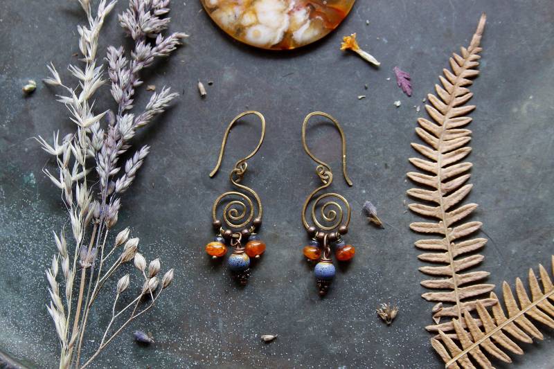 Spiralen Ohrringe Keramik Kyanit Bernstein Ethno Keltisch Boho Ohrhänger Rustikal Vintagestil Wikinger Göttin Pagan Hippie von VENUSFLOWER