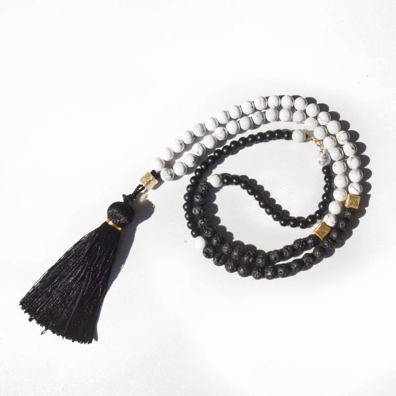 Mala Halskette, Yoga Halskette Howlite Und Lava Rock Schwarz Weiß Mala Halskette, Yoga Halskette Howlite Und Lava Rock Schwarz Weiß von VERBENADESIGN