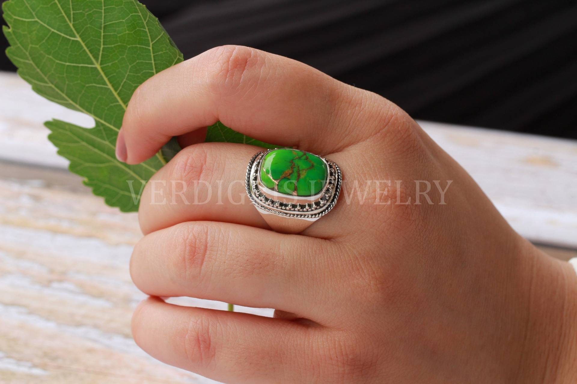 Grün Mohave Türkis Ring, Zierlicher Sterling Silber Statement Grüner Kupfer Türkis, Großer Edelstein Ring von VERDIGRISJEWELLERY