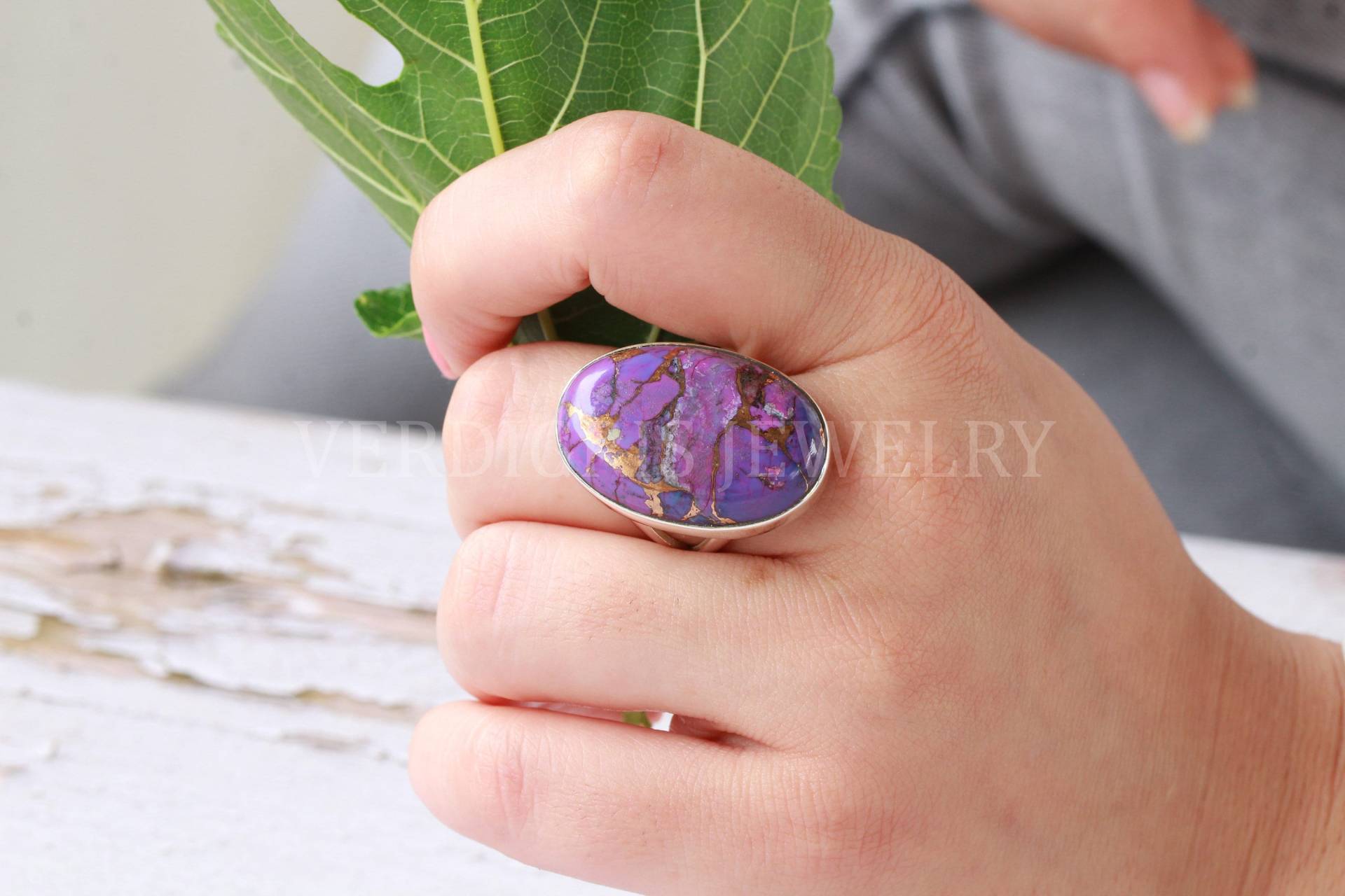 Lila Mojave Türkis Ring, Chunky Edelstein, Silberring, Handgemachter Schmuck, Natürlicher Dezember Geburtsstein, Statement Schmuck Lila Mojave Türkis Ring, Chunky Edelstein, Silberring, Handgemachter Schmuck, Natürlicher Dezember Geburtsstein, Statement Schmuck von VERDIGRISJEWELLERY