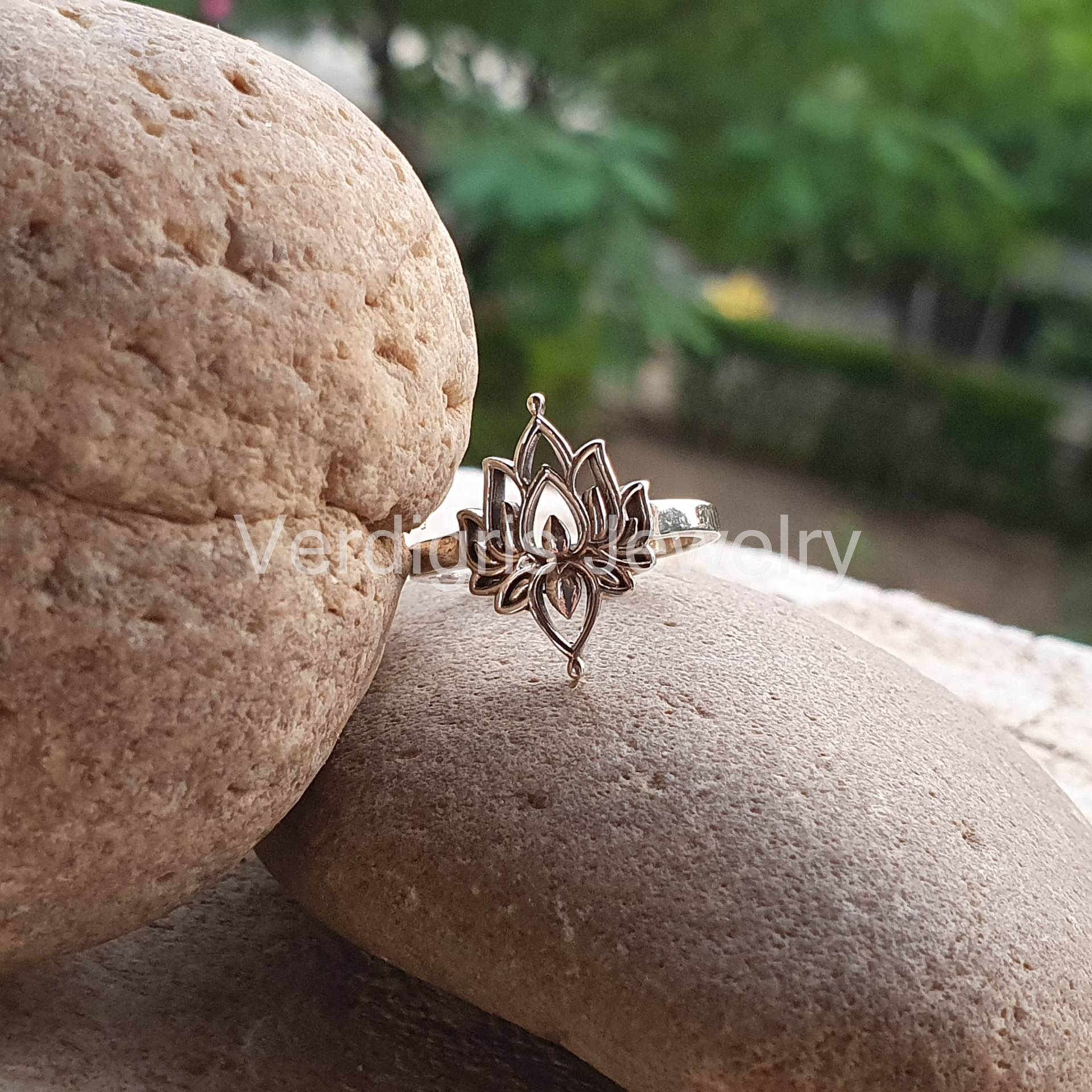 Lotus Ring Aus Sterlingsilber, Handgemacht, Stapelring, Minimalist Schmuck, Zierlicher Ringe Für Frauen, Weihnachtsgeschenk von VERDIGRISJEWELLERY