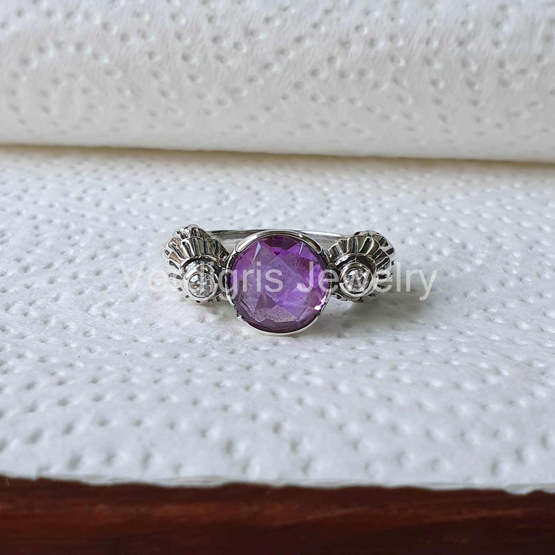 Natürlicher Amethyst Ring Handgemacht in Sterling Silber Mit Details, Edelstein Schmuck, Statement Ring, Weihnachtsgeschenk, Februar Geburtsstein von VERDIGRISJEWELLERY