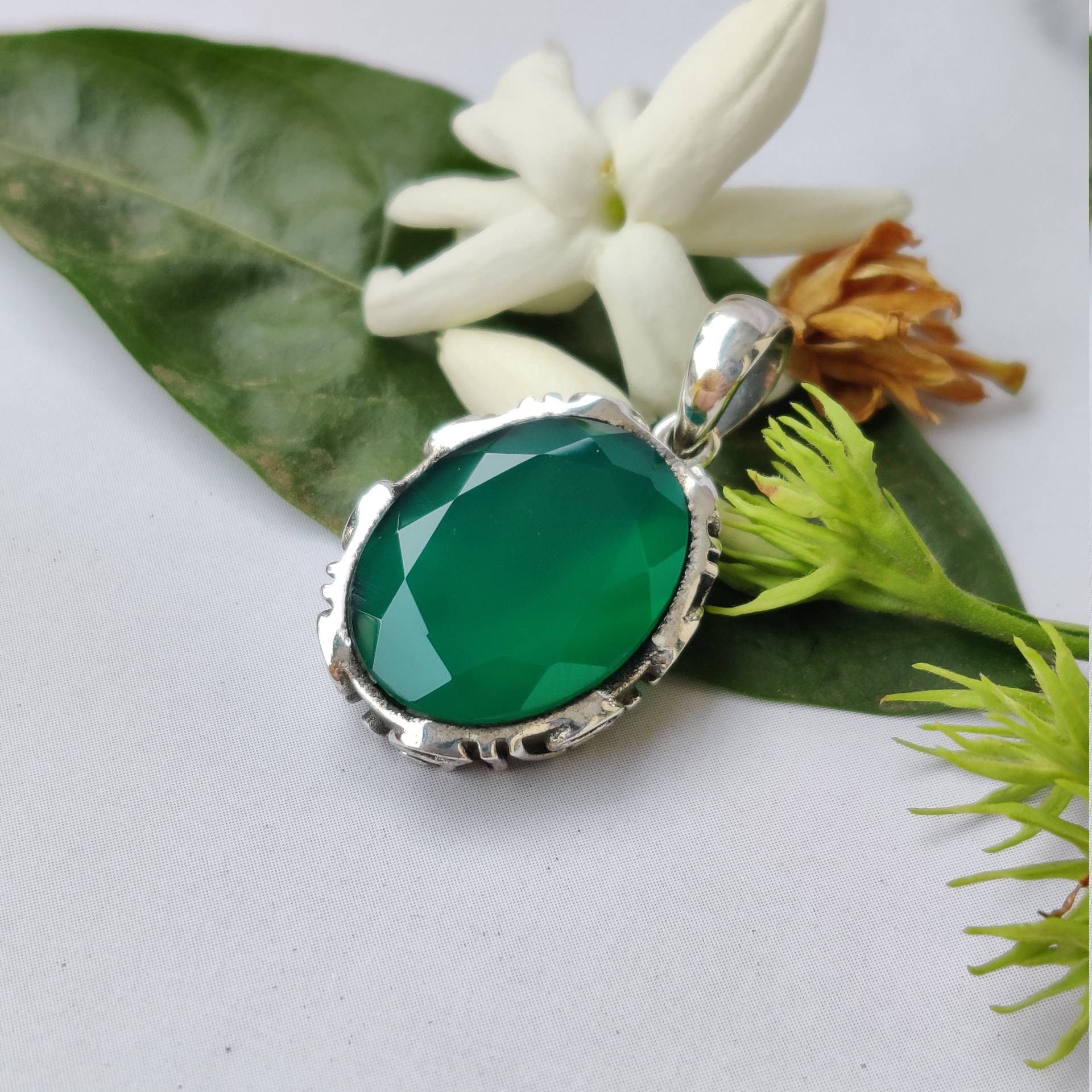 Natürlicher Grüner Onyx Anhänger, Sterling Silber, Statement Stück, Einzigartiger Edelstein, Niedliche Halskette, Komfortabler Alltags Schmuck Natürlicher Grüner Onyx Anhänger, Sterling Silber, Statement Stück, Einzigartiger Edelstein, Niedliche Halskette, Komfortabler Alltags Schmuck von VERDIGRISJEWELLERY