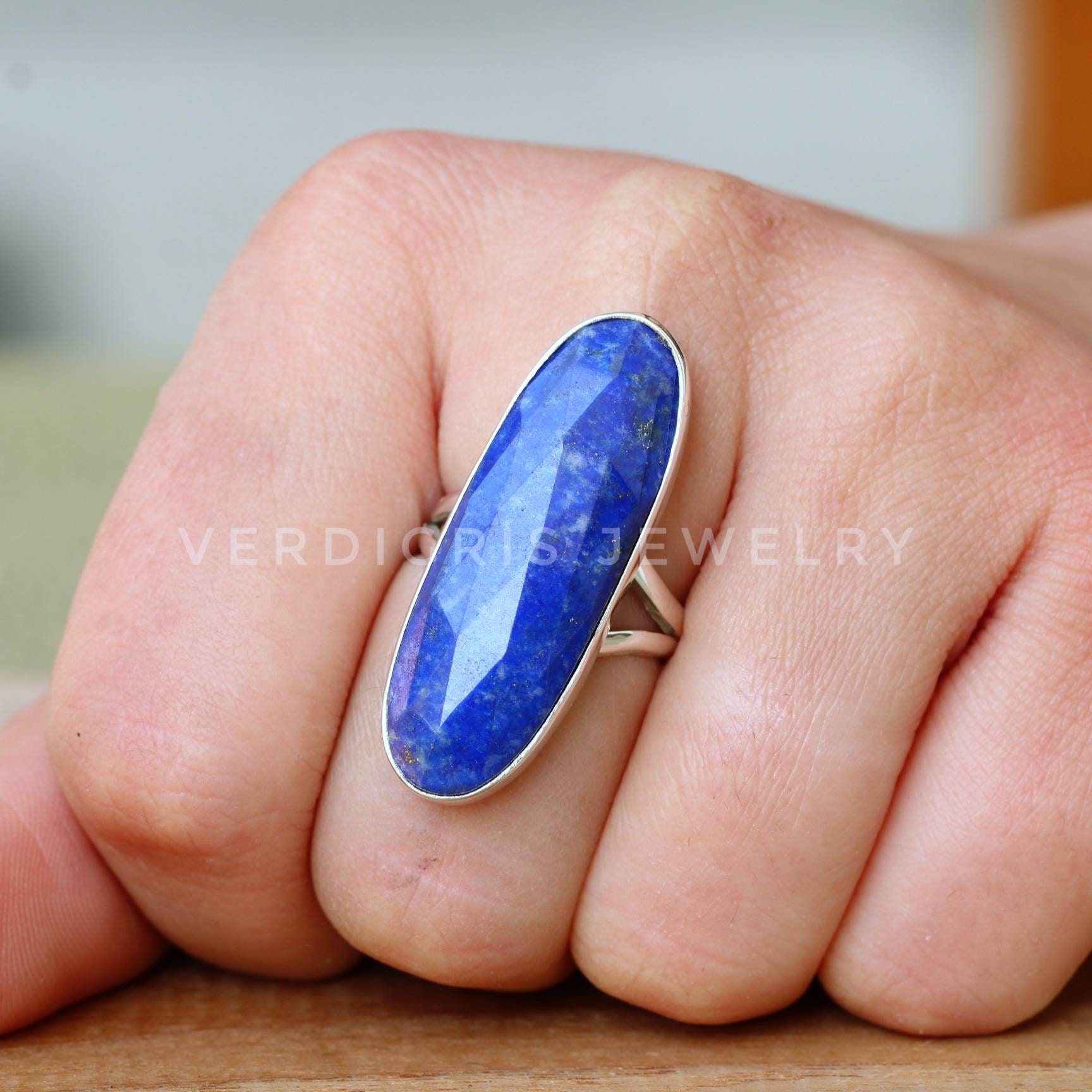 Natürlicher Lapis Lazuli Ring, Mutiger Sterling Silber Statement Alternativer Verlobungsring, Handgemachter Klobiger Ring von VERDIGRISJEWELLERY