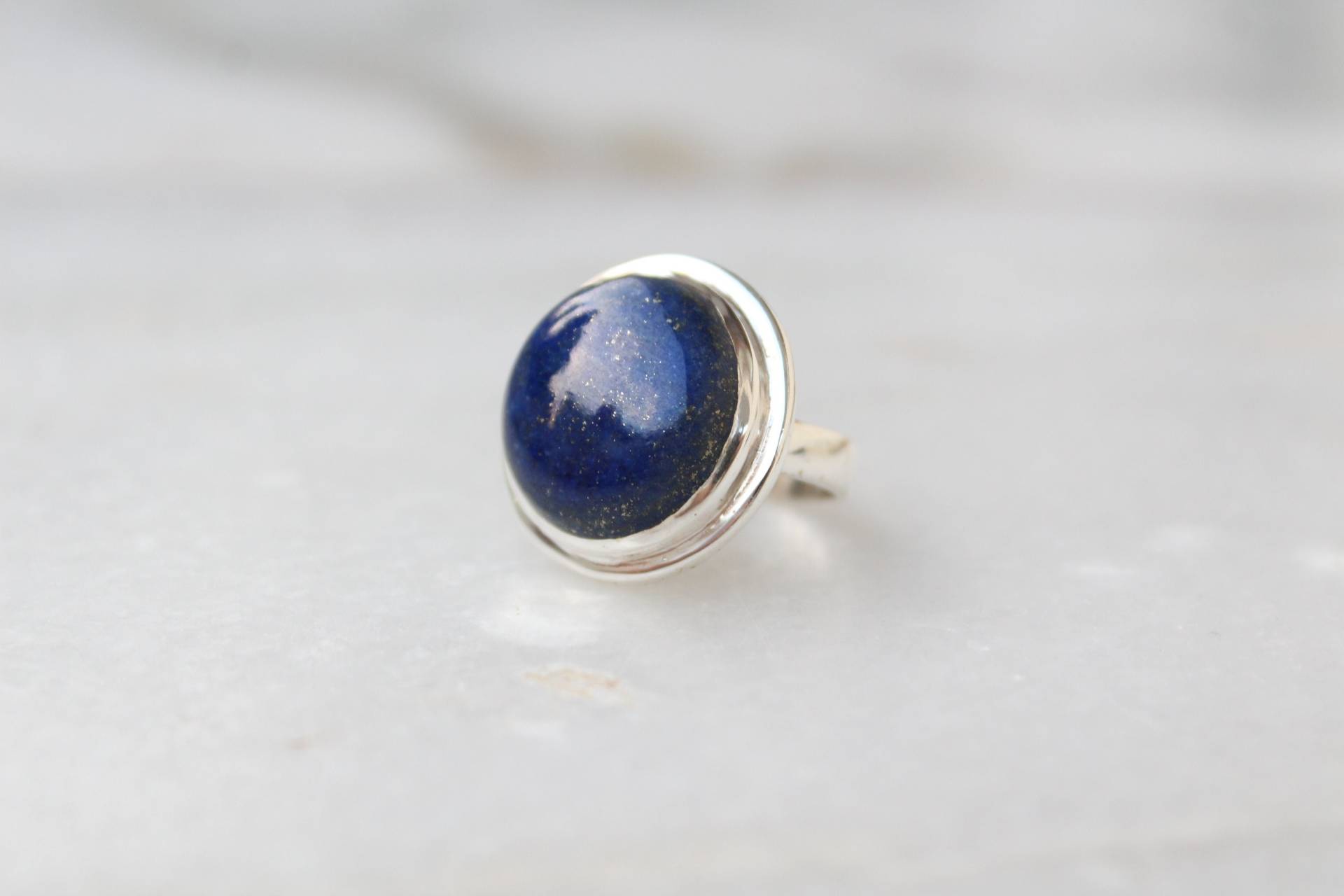 Natürlicher Lapislazuli Ring, Handgemachter Schmuck, 925 Sterling Silber Geburtsstein Edelstein Weihnachtsgeschenk, Januar von VERDIGRISJEWELLERY