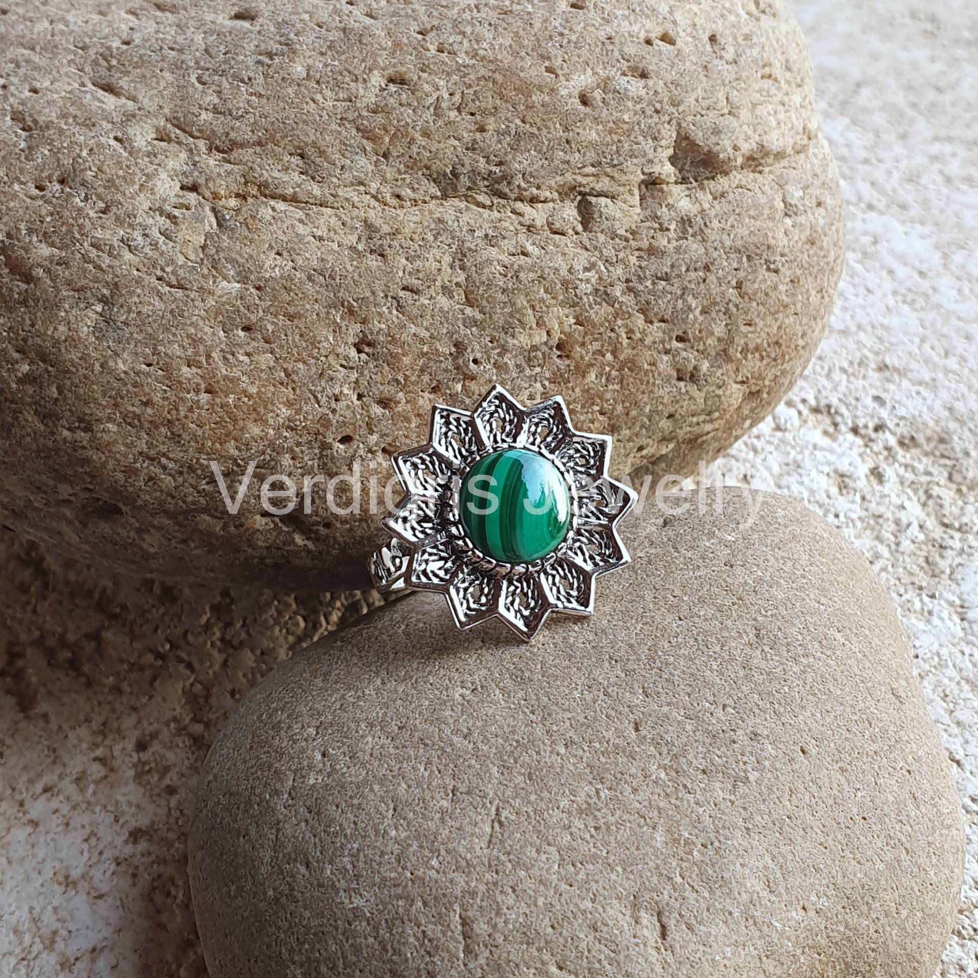 Natürlicher Malachit Ring, Handgefertigt in Sterling Silber, Statement Schmuck, Weihnachtsgeschenk, Boho, Edelsteinschmuck, Blumenring von VERDIGRISJEWELLERY