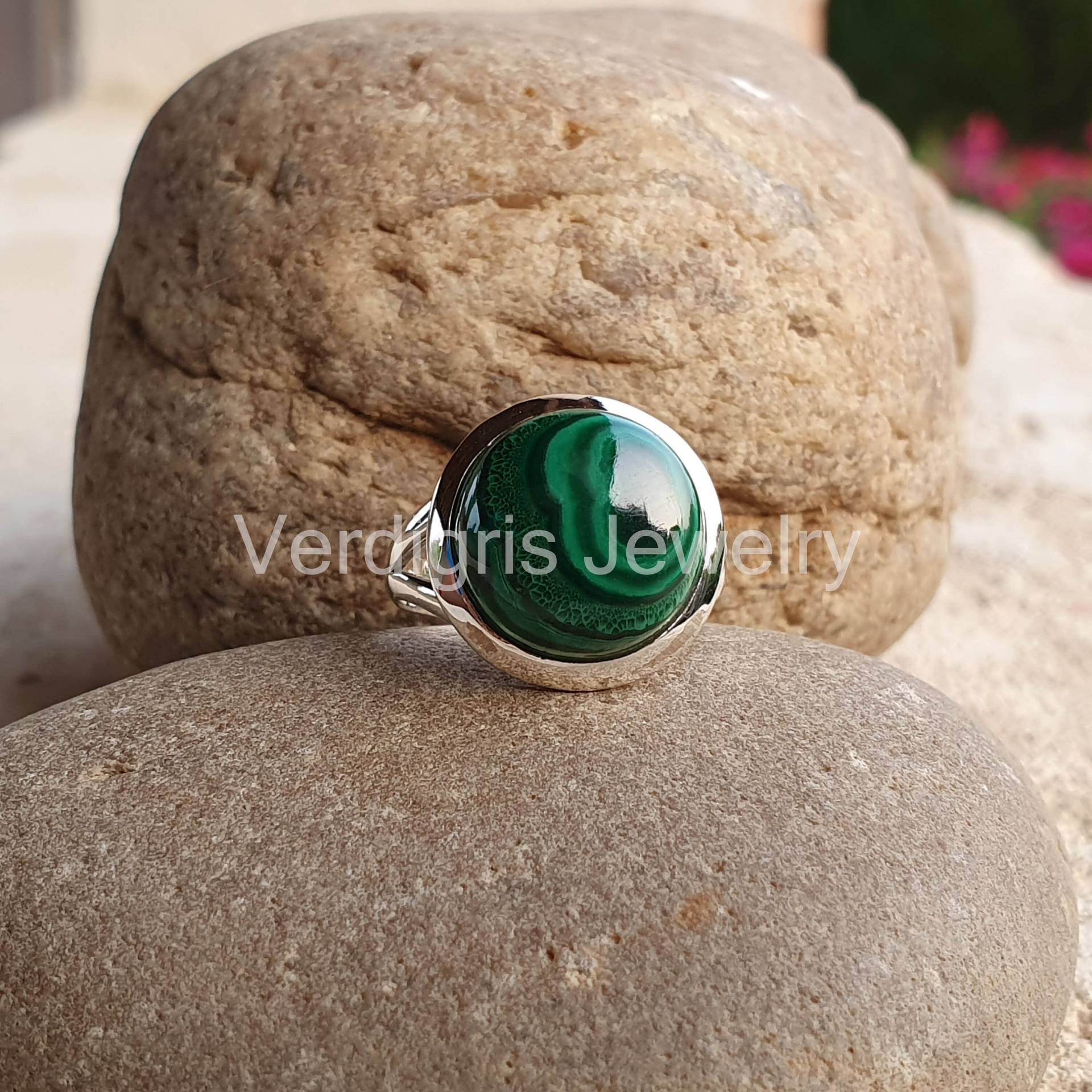 Natürlicher Malachit Ring, Handgemacht in Sterling Silber, Cabochon Edelstein Statement Schmuck, Weihnachtsgeschenk, Boho, Schmuck von VERDIGRISJEWELLERY