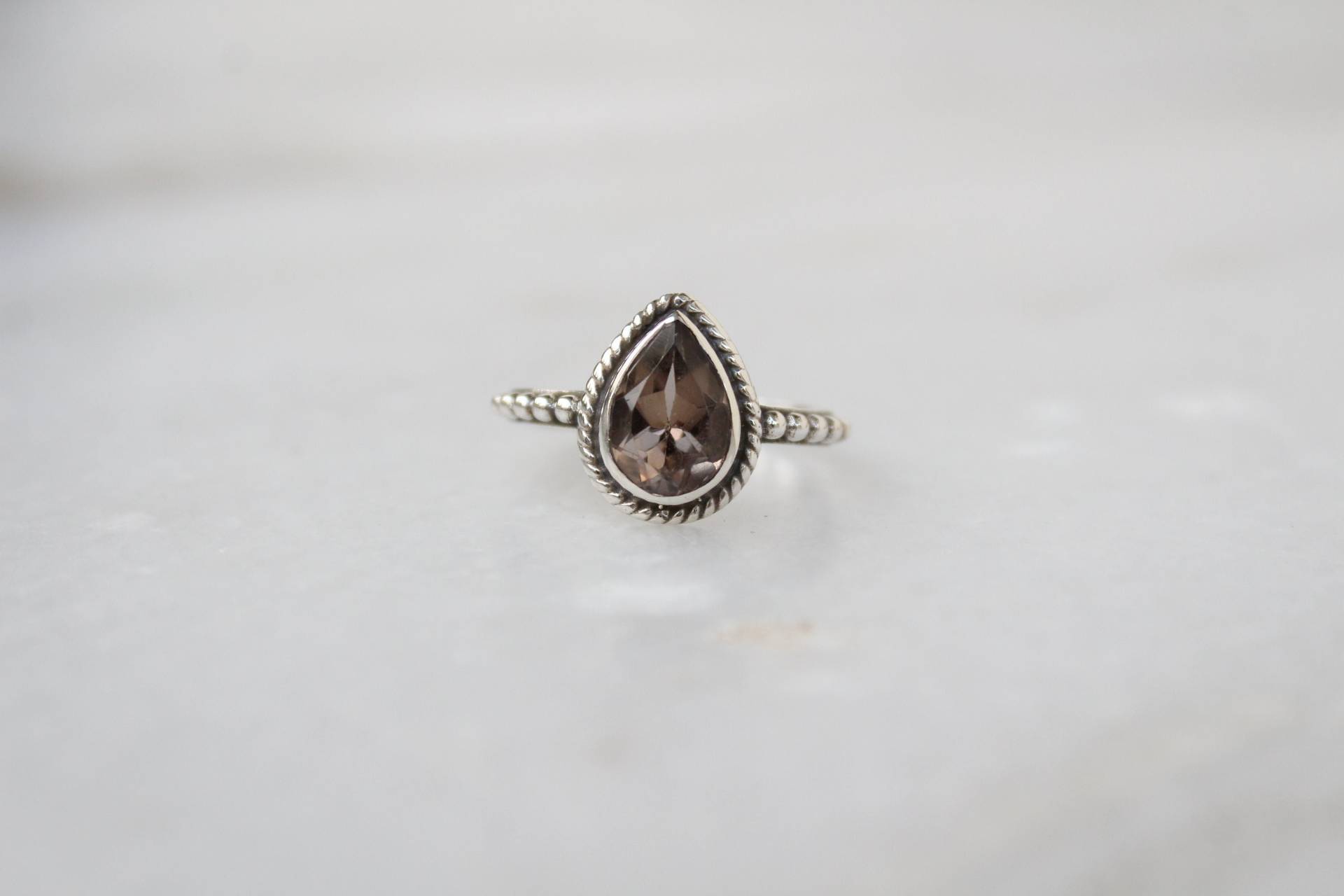 Natürlicher Rauchquarz Ring, Handgemachter, Sterling Silber Schmuck, Natürliche, Edelstein Minimalist, Skorpion Geburtsstein, Birthstone Ring von VERDIGRISJEWELLERY